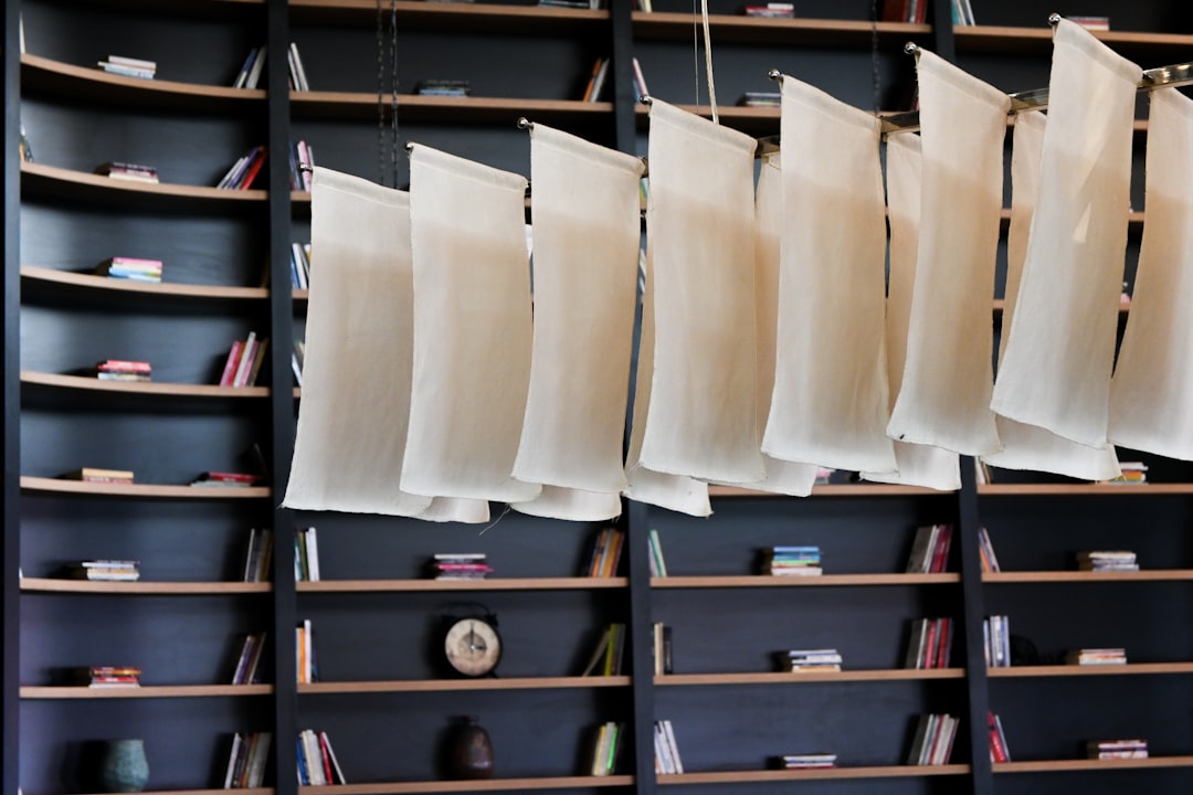 Półki z książkami w domowej bibliotece